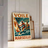 Minimalistisches Poster eines Segelboots in Marseille mit Blau- und Grüntönen