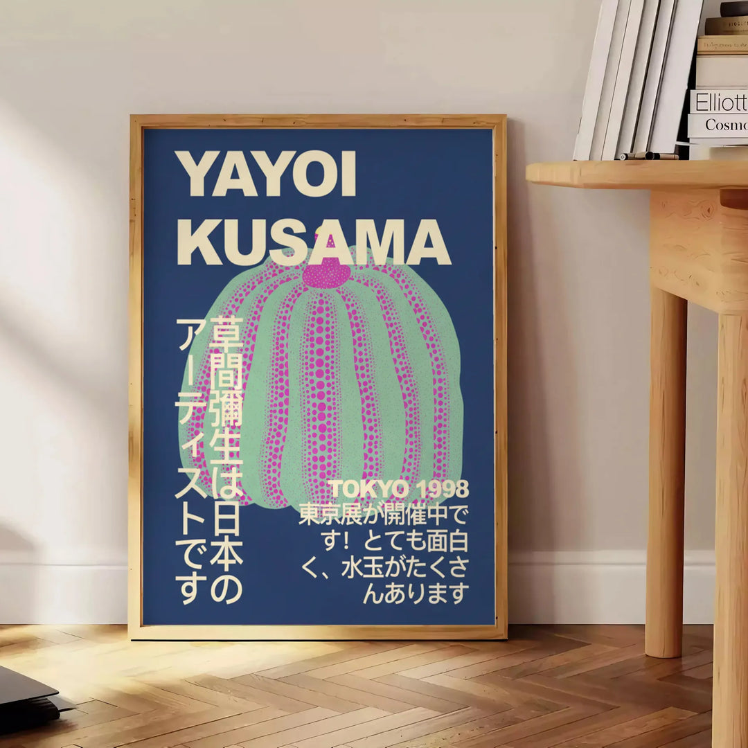 Dynia Yayoi Kusamy w kropki w pomarańczowym i czarnym na białym tle