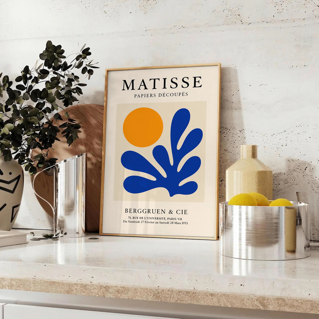 Abstrakte Schnittpapierkomposition in Orange und Weiß inspiriert von Matisse
