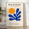 Abstrakte Schnittpapierkomposition in Orange und Weiß inspiriert von Matisse