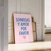 Affiche blanche avec typographie verte portant la phrase 'Sonrisas y Amor Por Favor'