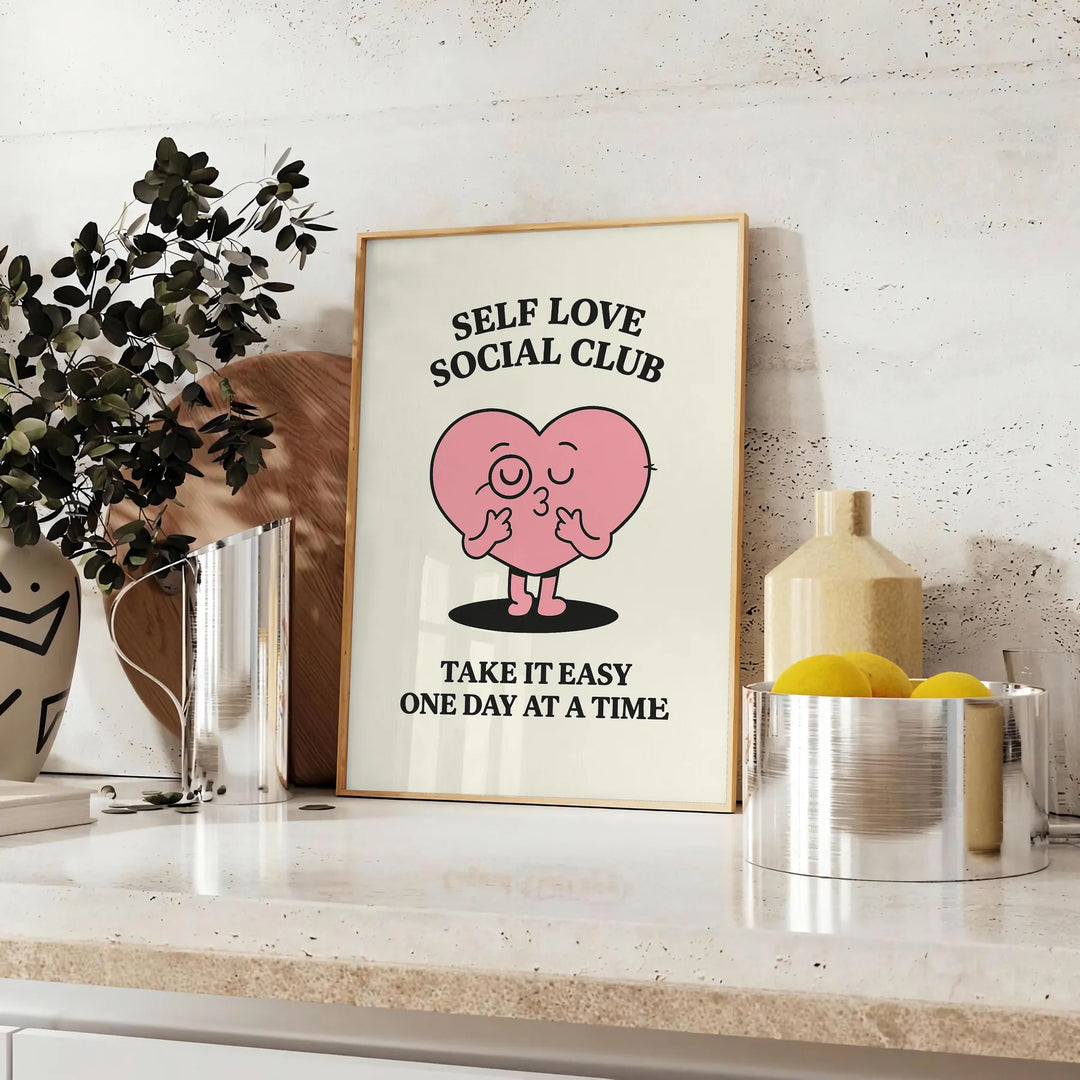 Μαύρο και άσπρο μινιμαλιστικό πόστερ με 'Self Love Social Club' σε έντονη τυπογραφία