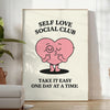 Μαύρο και άσπρο μινιμαλιστικό πόστερ με 'Self Love Social Club' σε έντονη τυπογραφία