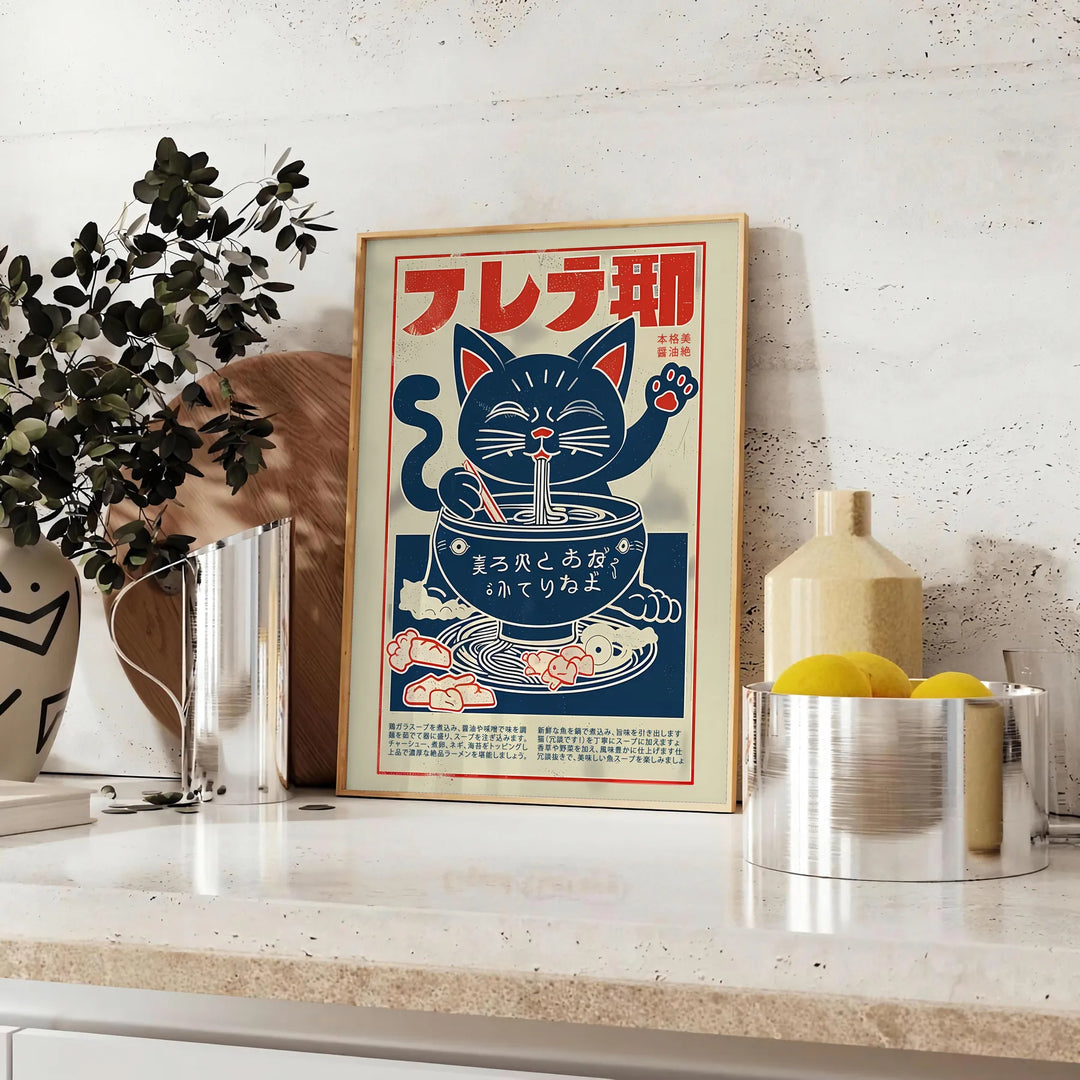 Illustrazione giocosa di un gatto in una cucina di ramen, con tonalità calde di rosso e arancione