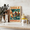 Minimalistisches Poster eines Segelboots in Marseille mit Blau- und Grüntönen