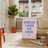 Affiche blanche avec typographie verte portant la phrase 'Sonrisas y Amor Por Favor'