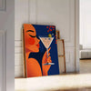 Plakāts Femme Martini, stilizēta sieviete ar martini oranžā un zaļā