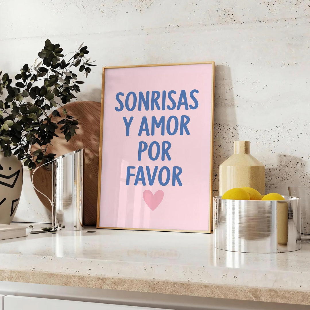 Affiche blanche avec typographie verte portant la phrase 'Sonrisas y Amor Por Favor'