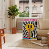 Abstrakt design i orange och vitt med texten 'Good Vibes'