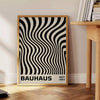 Minimalistisches Bauhaus-Poster mit geometrischen schwarzen Linien auf grauem Hintergrund