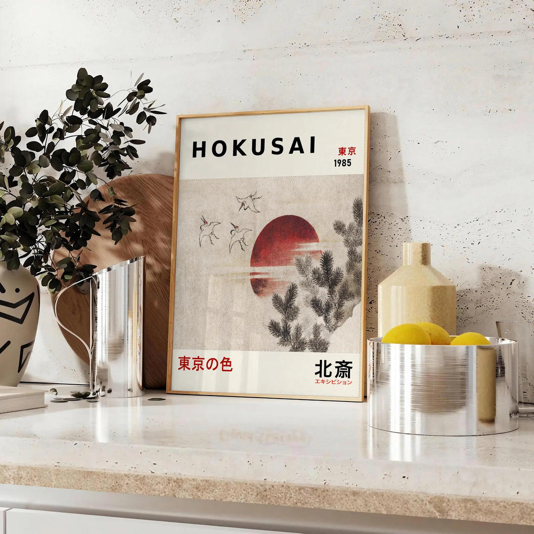 Plakat mit Vogelmotiv im Hokusai-Stil in Grau, Rot und Schwarz