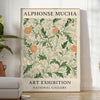 Ilustração botânica em estilo Art Nouveau de Alphonse Mucha com designs florais intrincados em tons terrosos