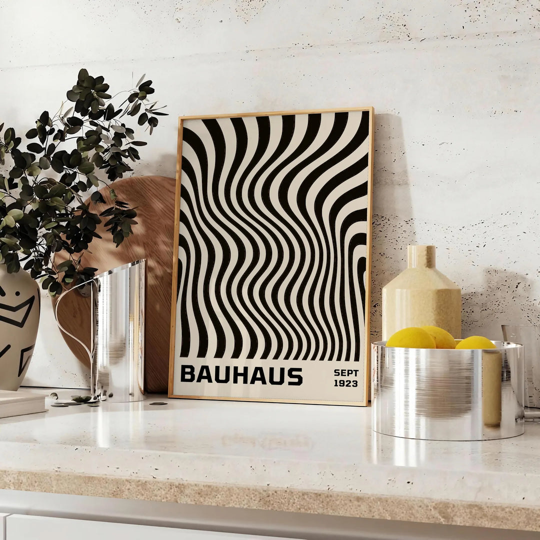 Minimalistisches Bauhaus-Poster mit geometrischen schwarzen Linien auf grauem Hintergrund