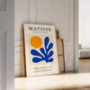 Abstrakte Schnittpapierkomposition in Orange und Weiß inspiriert von Matisse