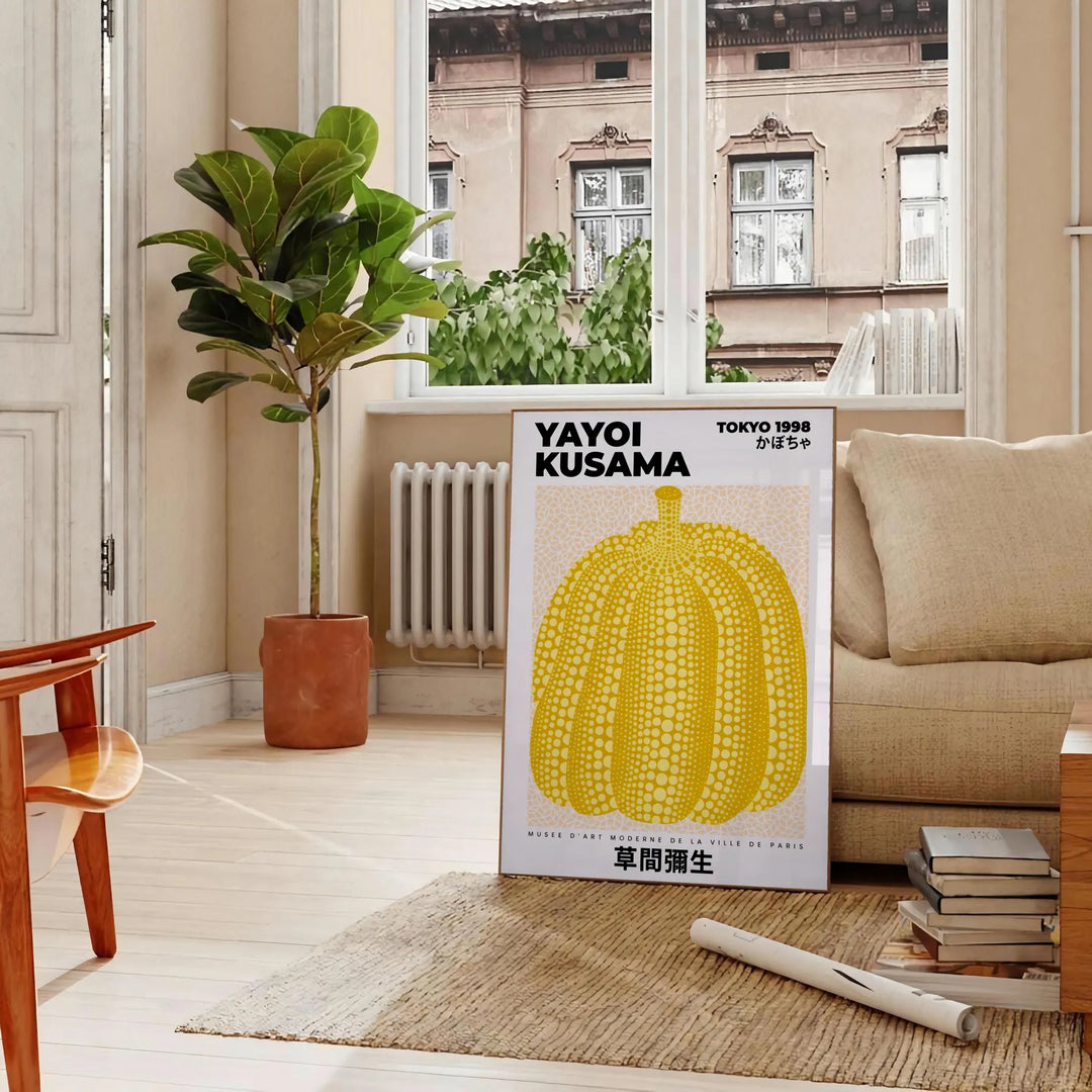 Orange Kürbis mit schwarzen Punkten auf grauem Hintergrund