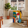 Poster mulher abstrata em laranja e vermelho, obra moderna expressiva para parede - numa sala parisiense com sofá e um ficus