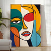 Poster mulher abstrata em laranja e vermelho, obra moderna expressiva para parede - num quarto luminoso e minimalista com planta e poltrona