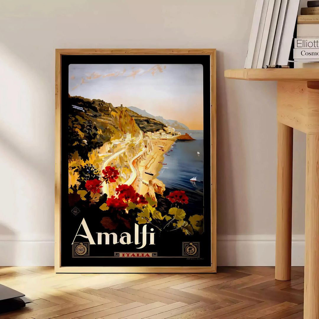 Vintage-Poster der Amalfiküste im Reisestil in Schwarz und Braun - neben einem runden Beistelltisch aus Holz mit Büchern