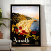 Vintage-Poster der Amalfiküste im Reisestil in Schwarz und Braun - in einem hellen minimalistischen Raum mit Pflanze und Sessel