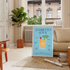 Illustration of an Amaretto Sour cocktail with splash effects in blue and yellow - in a Parisian living room with a sofa and a fig plant