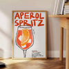 Poster raffigurante un Aperol Spritz stilizzato in arancione e nero - accanto a un tavolino rotondo in legno con libri