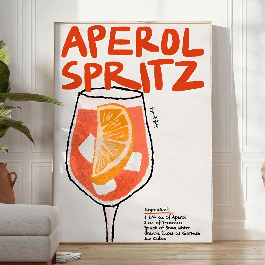 Poster raffigurante un Aperol Spritz stilizzato in arancione e nero - in una stanza luminosa e minimalista con pianta e poltrona