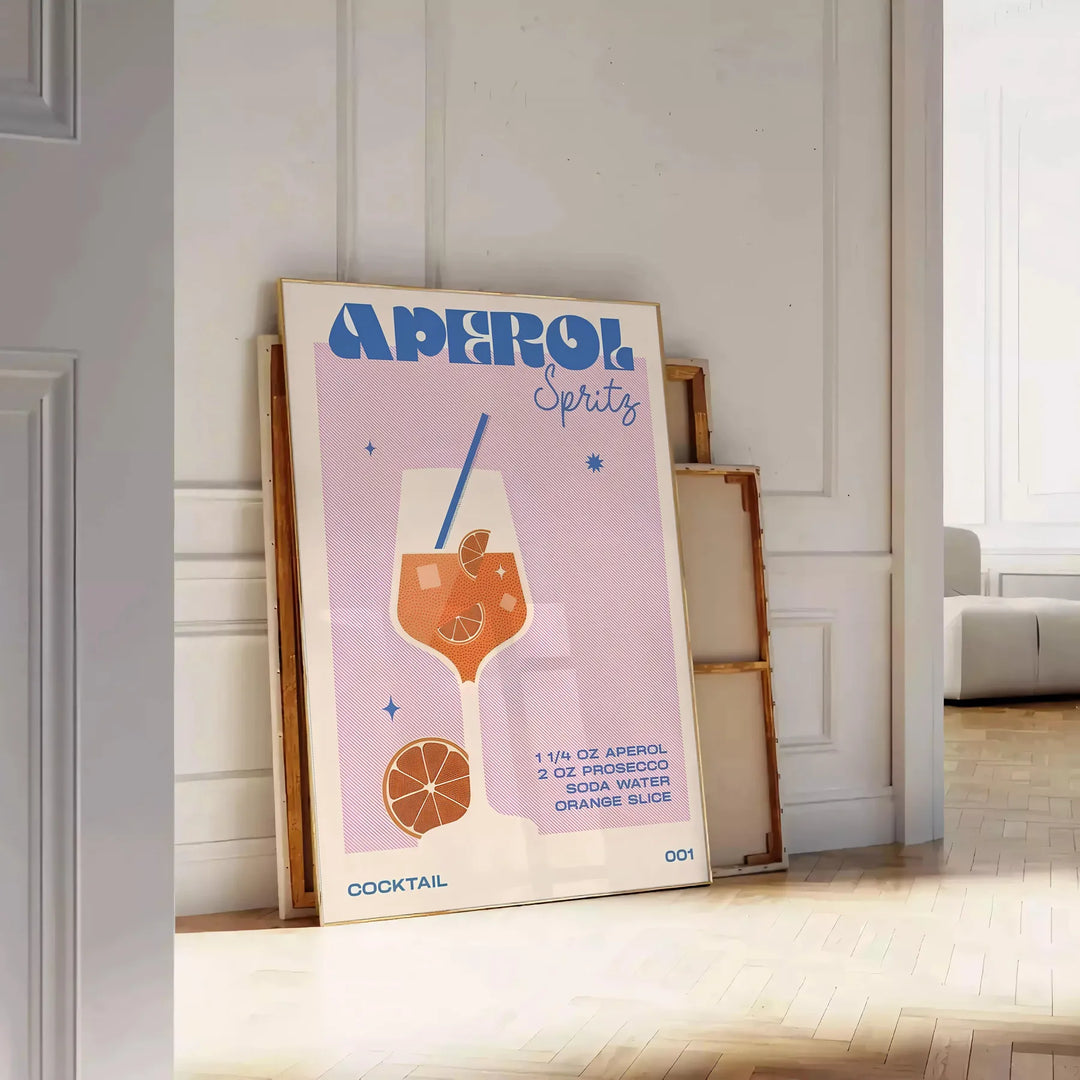 Illustrazione minimalista di un cocktail Aperol Spritz in arancione e grigio - appoggiato su un pavimento a spina di pesce contro una parete a pannelli