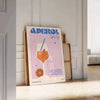 Illustrazione minimalista di un cocktail Aperol Spritz in arancione e grigio - appoggiato su un pavimento a spina di pesce contro una parete a pannelli
