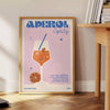 Illustrazione minimalista di un cocktail Aperol Spritz in arancione e grigio - accanto a un tavolino rotondo in legno con libri