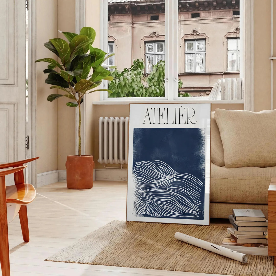 Pôster Atelier Maximalist com composição abstrata azul e verde vibrante - numa sala parisiense com sofá e um ficus
