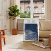 Pôster Atelier Maximalist com composição abstrata azul e verde vibrante - numa sala parisiense com sofá e um ficus