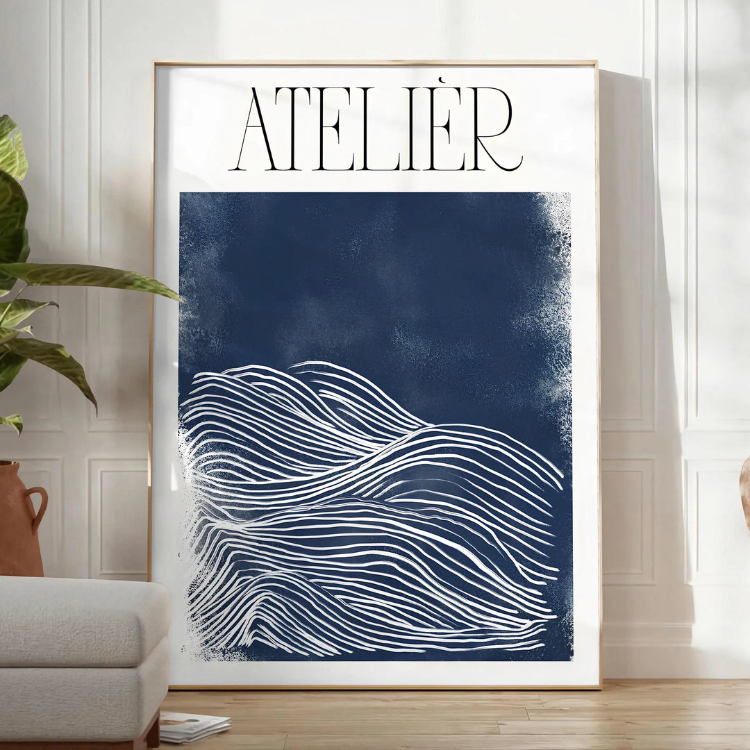 Pôster Atelier Maximalist com composição abstrata azul e verde vibrante - num quarto luminoso e minimalista com planta e poltrona