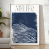 Pôster Atelier Maximalist com composição abstrata azul e verde vibrante - num quarto luminoso e minimalista com planta e poltrona