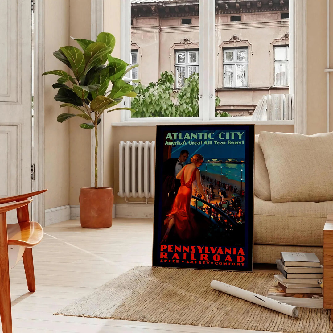 Mid-Century-Stil-Poster mit Atlantic City in Grautönen und Schwarz - in einem Pariser Wohnzimmer mit Sofa und einer Geigenfeige