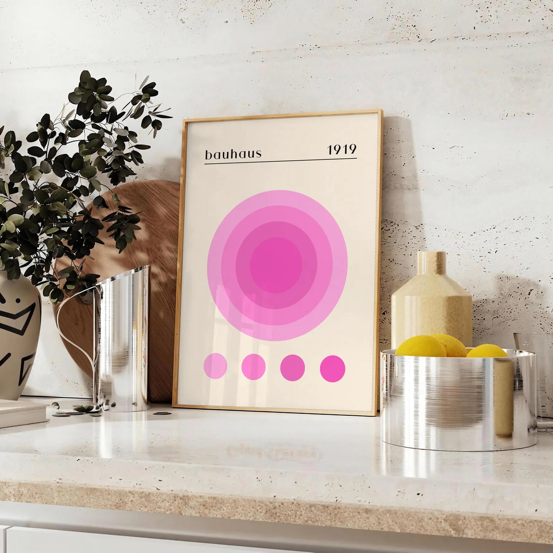 Affiche abstraite Bauhaus présentant formes géométriques et composition minimaliste - sur un plan de travail avec eucalyptus et coupe de citrons