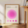 Affiche abstraite Bauhaus présentant formes géométriques et composition minimaliste - à côté d'une table d'appoint ronde en bois avec des livres