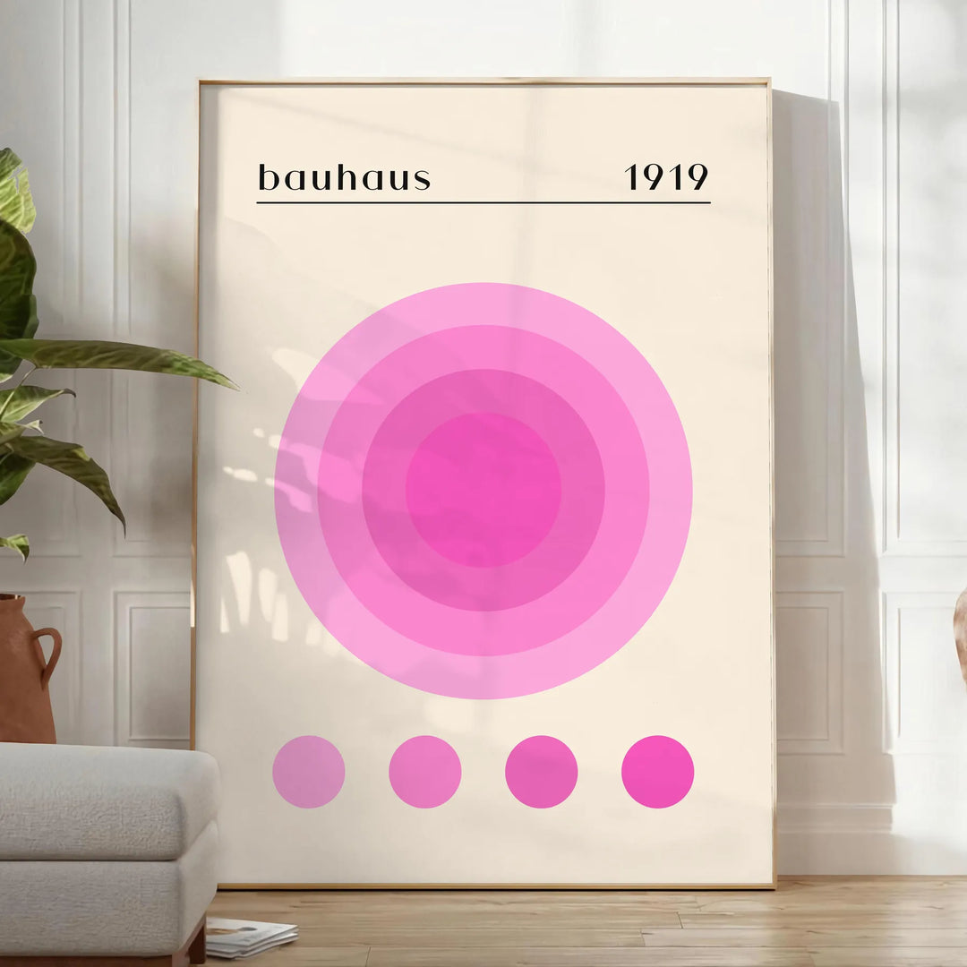 Affiche abstraite Bauhaus présentant formes géométriques et composition minimaliste - dans une pièce lumineuse épurée avec plante et fauteuil