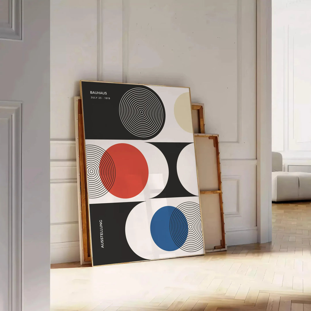 Formas geométricas abstractas en estilo Bauhaus con colores primarios audaces - apoyado en un suelo de espiga contra una pared de molduras