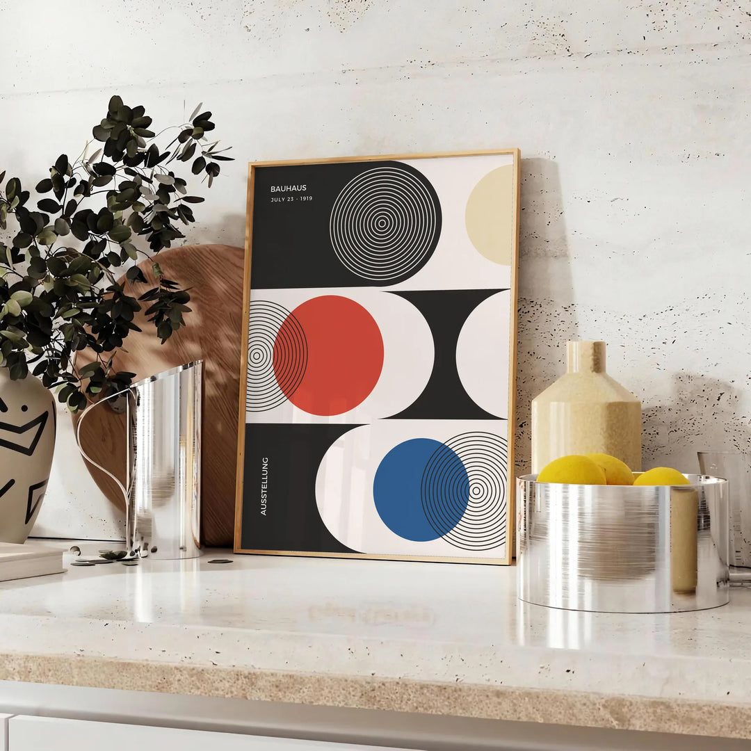 Formas geométricas abstractas en estilo Bauhaus con colores primarios audaces - sobre una encimera con eucalipto y un cuenco de limones