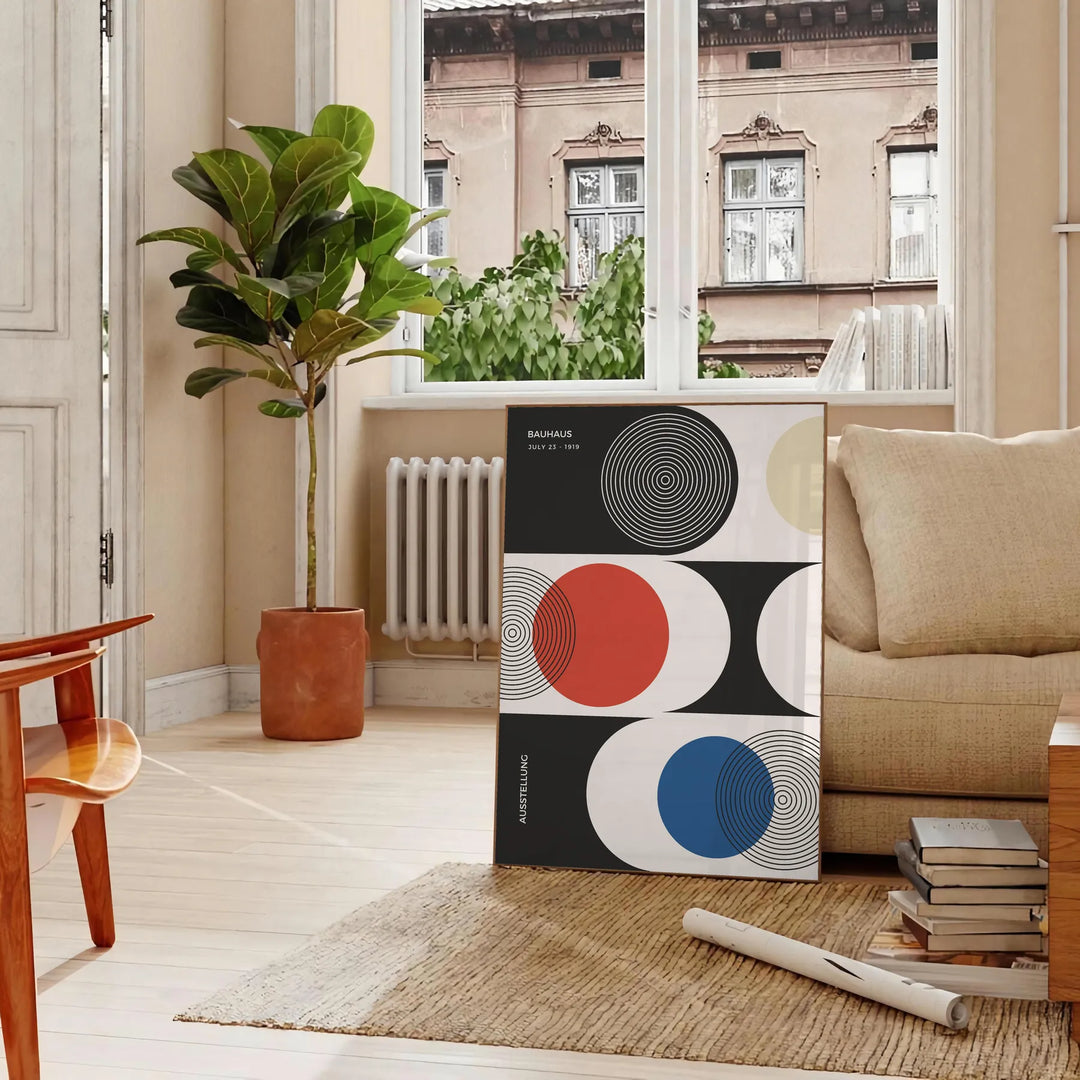 Formas geométricas abstractas en estilo Bauhaus con colores primarios audaces - en un salón parisino con sofá y un ficus