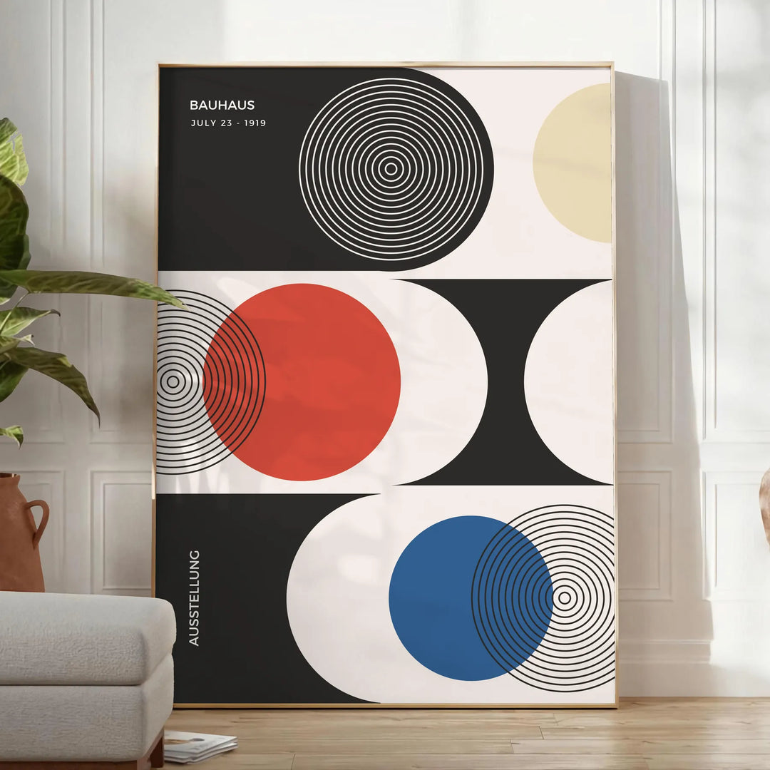 Formas geométricas abstractas en estilo Bauhaus con colores primarios audaces - en una habitación luminosa y minimalista con planta y sillón