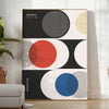 Formas geométricas abstractas en estilo Bauhaus con colores primarios audaces - en una habitación luminosa y minimalista con planta y sillón