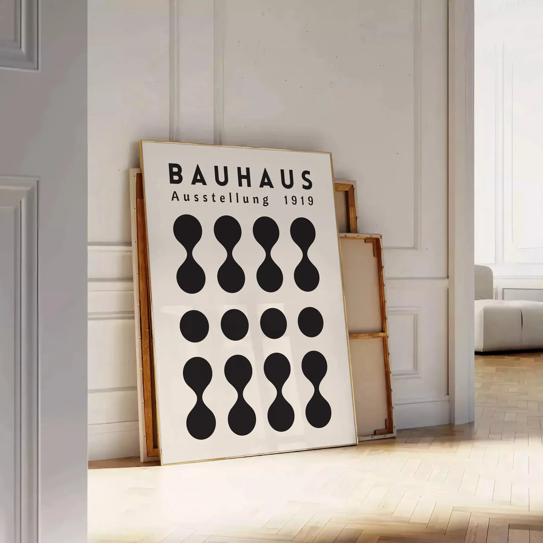 Plakat zeigt Bauhaus abstrakte geometrische Komposition in Primärfarben, modernistischer Stil - an eine weiße Paneelwand gelehnt auf Fischgrätparkett