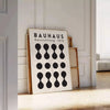 Plakat zeigt Bauhaus abstrakte geometrische Komposition in Primärfarben, modernistischer Stil - an eine weiße Paneelwand gelehnt auf Fischgrätparkett