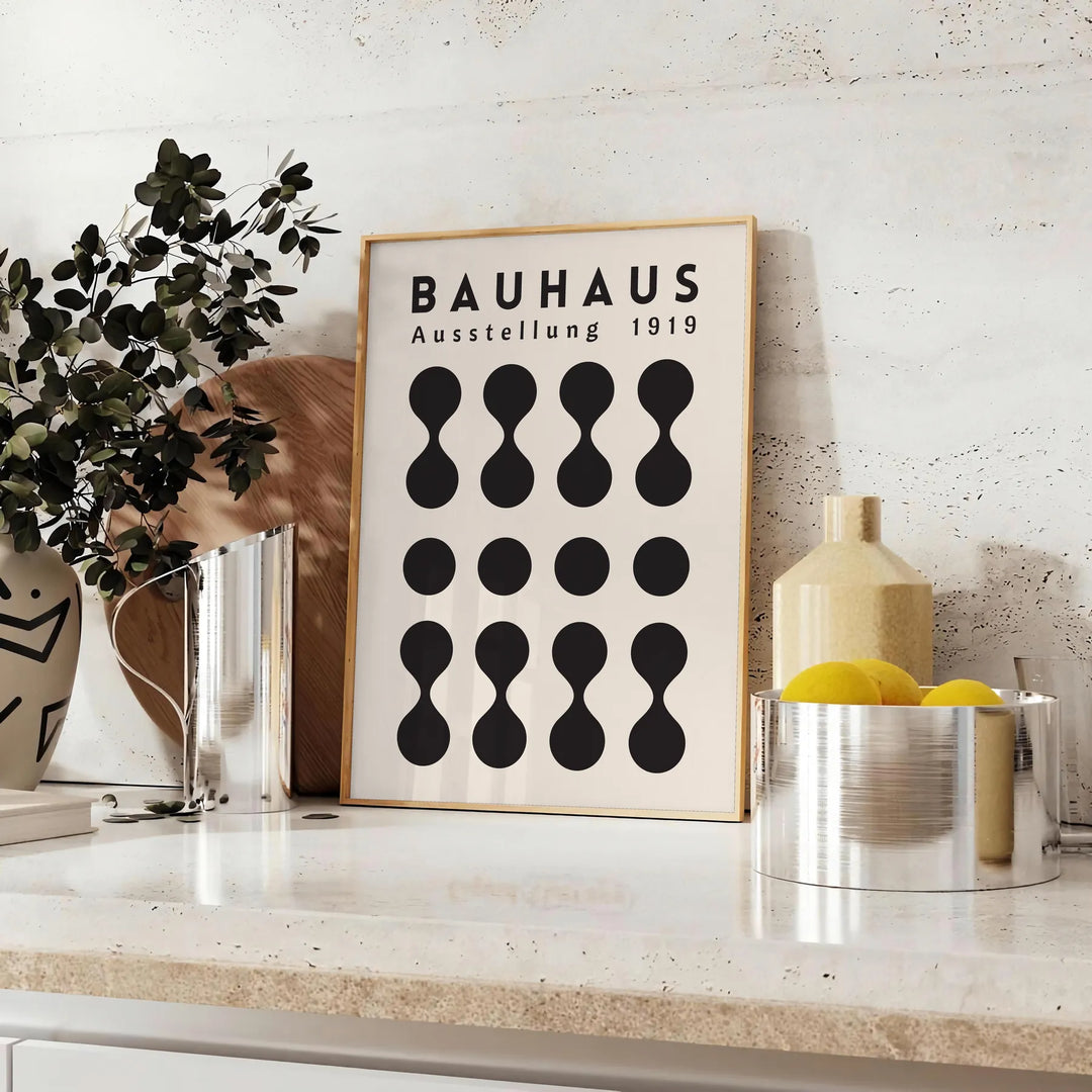 Plakat zeigt Bauhaus abstrakte geometrische Komposition in Primärfarben, modernistischer Stil - auf einer Arbeitsplatte mit Eukalyptus und einer Schale Zitronen