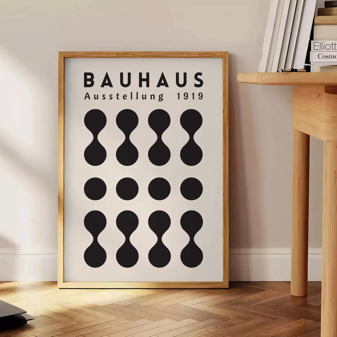 Plakat zeigt Bauhaus abstrakte geometrische Komposition in Primärfarben, modernistischer Stil - neben einem runden Beistelltisch aus Holz mit Büchern