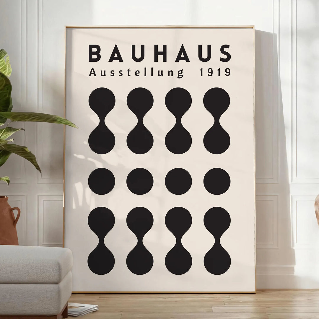 Plakat zeigt Bauhaus abstrakte geometrische Komposition in Primärfarben, modernistischer Stil - in einem hellen minimalistischen Raum mit Pflanze und Sessel