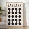 Plakat zeigt Bauhaus abstrakte geometrische Komposition in Primärfarben, modernistischer Stil - in einem hellen minimalistischen Raum mit Pflanze und Sessel