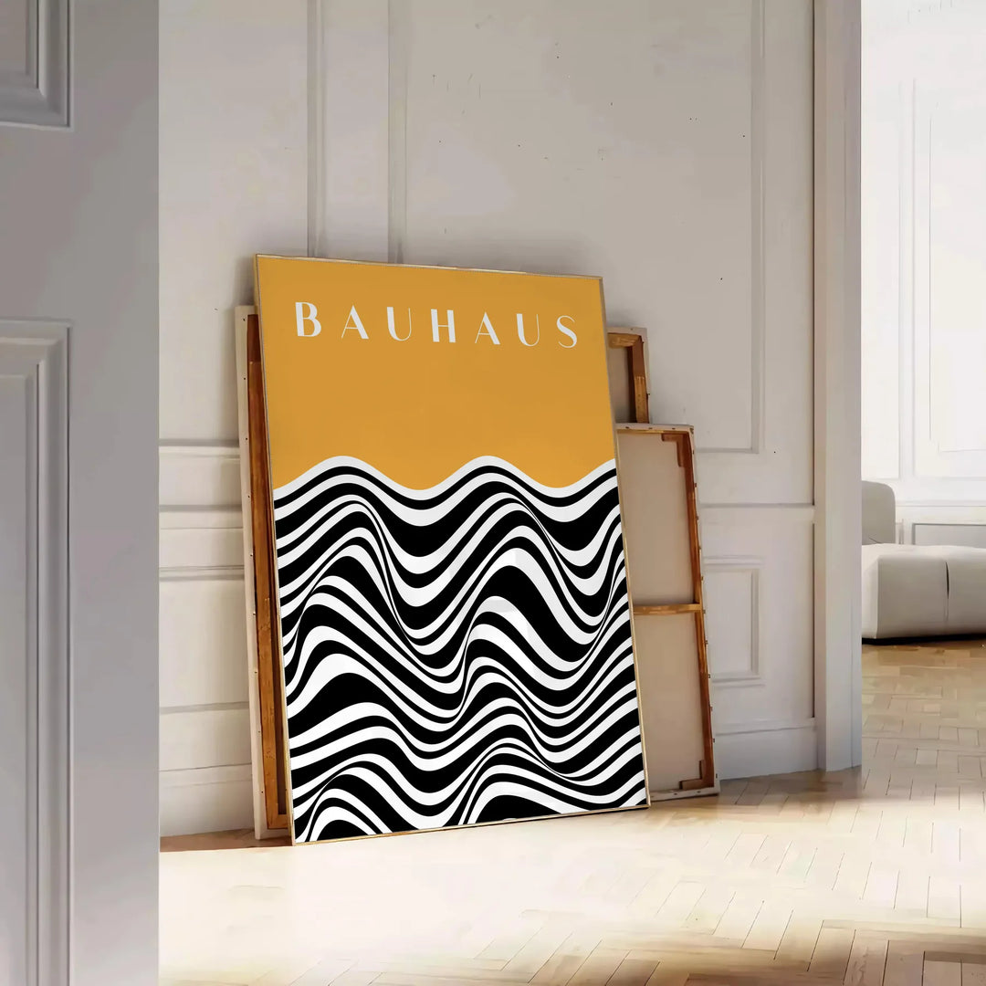 Unrahmtes Poster zeigt abstrakte geometrische Bauhaus-Komposition, minimalistisches Grafikdesign - an eine weiße Paneelwand gelehnt auf Fischgrätparkett