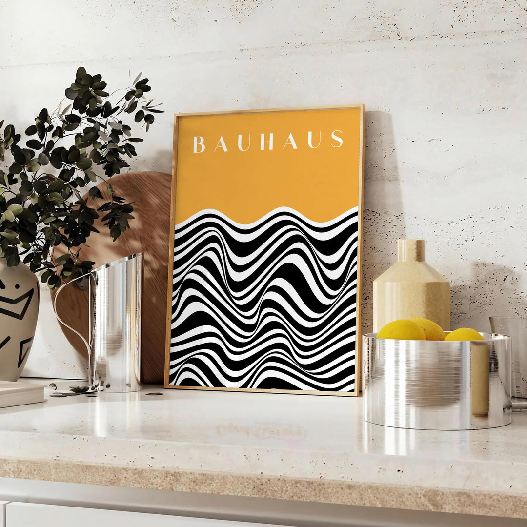 Unrahmtes Poster zeigt abstrakte geometrische Bauhaus-Komposition, minimalistisches Grafikdesign - auf einer Arbeitsplatte mit Eukalyptus und einer Schale Zitronen
